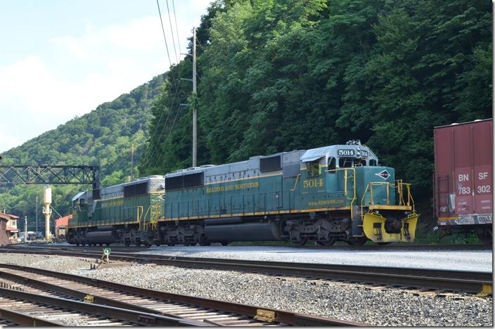 RBMN 5014-5017 set off their cars which will presumably be taken to Norfolk Southern in Reading later. View 2. Port Clinton PA. 
